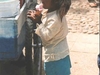 Une petite fille toute mignonne appréciant sa glaglace :-)